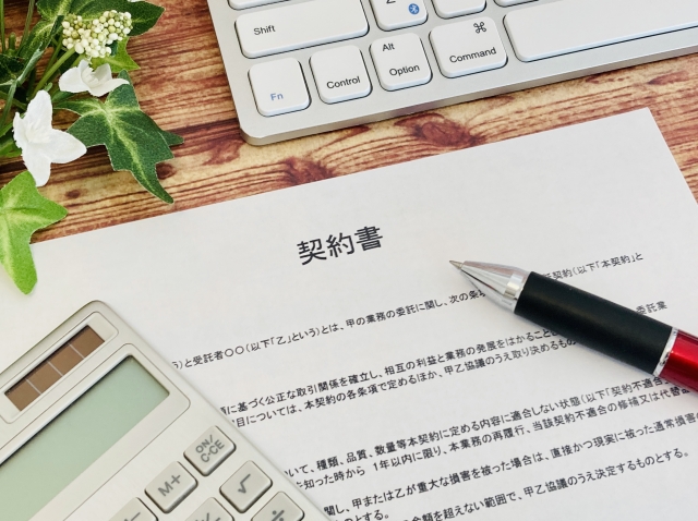 個別契約書の法定記載事項を確認するイメージ
