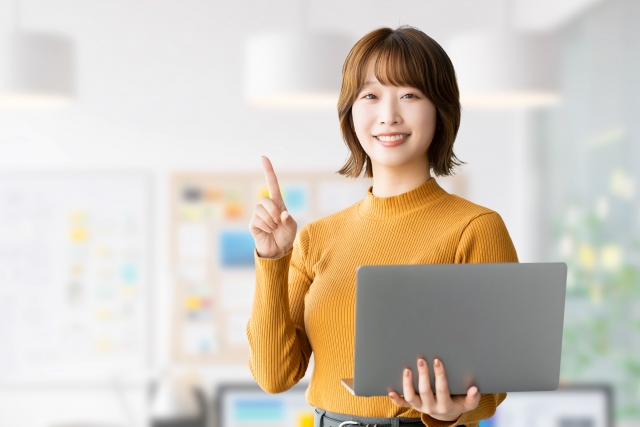 派遣管理システム導入のメリットを確認するイメージ