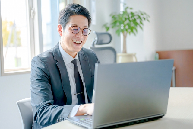 派遣管理システム導入後の業務効率化をイメージした画像
